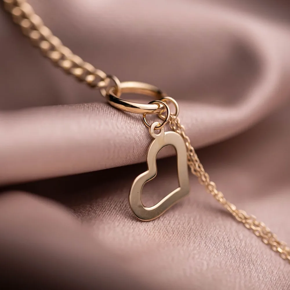 Collar con corazón calado
