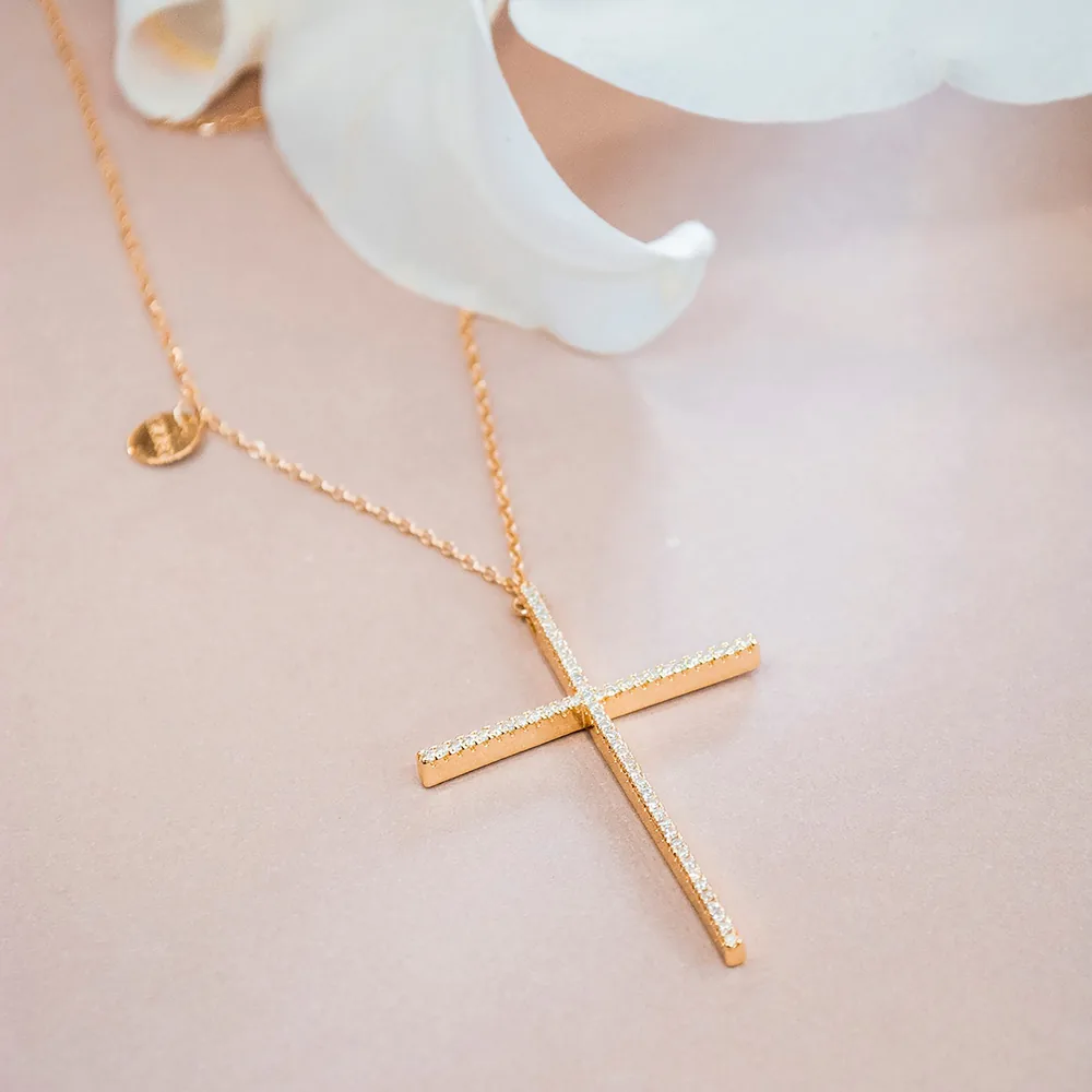 Collar con cruz fina