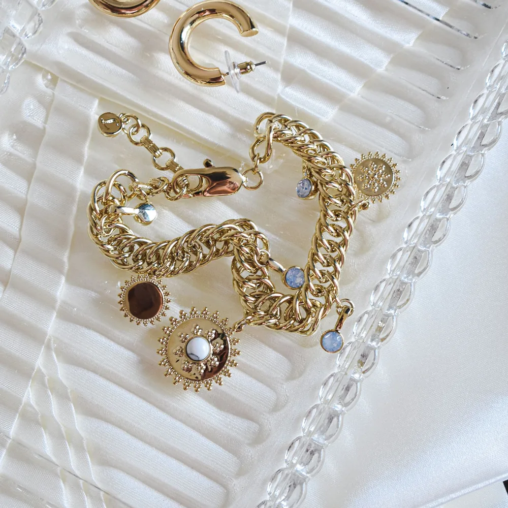 Pulsera barbada con dijes